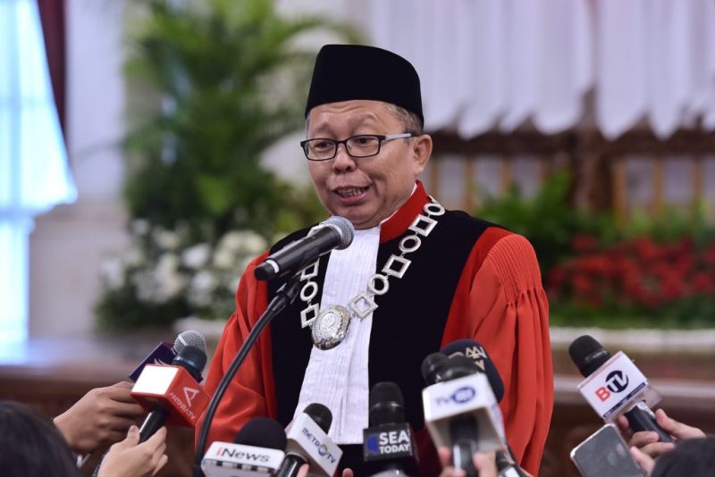 Arsul Sani menyampaikan keterangan pers usai mengucapkan sumpah sebagai Hakim MK, di Istana Negara, Jakarta, Kamis (18/01/2023). (Foto: Humas Setkab/Oji)
