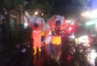 

Petugas Diskar PB Kota Bandung membawa bantuan ke lokasi banjir bandang menerjang kawasan Braga Kota Bandung, Kamis (11/1/2024), pukul 16.30 WIB. (Foto: diskominfo)