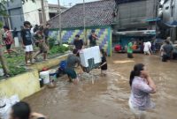 
Suasana kepanikan warga Gang Apandi, Kelurahaan Braga, Kota Bandung beberapa saat diterjang banjir bandang, Kamis (11/1/2024). (Foto: Instagram @infobandungraya) 
