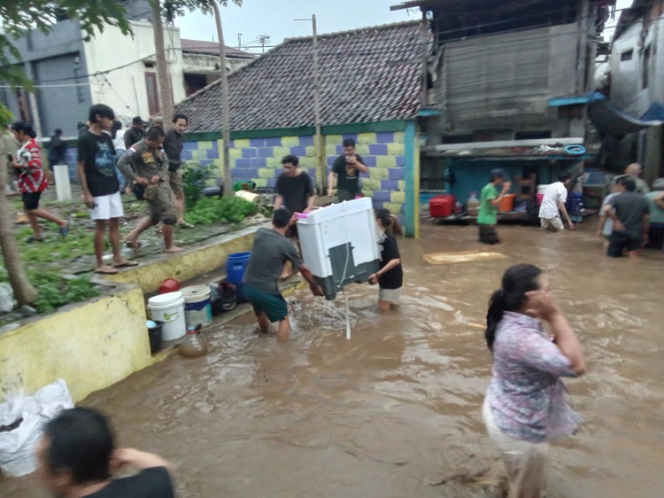 
Suasana kepanikan warga Gang Apandi, Kelurahaan Braga, Kota Bandung beberapa saat diterjang banjir bandang, Kamis (11/1/2024). (Foto: Instagram @infobandungraya) 
