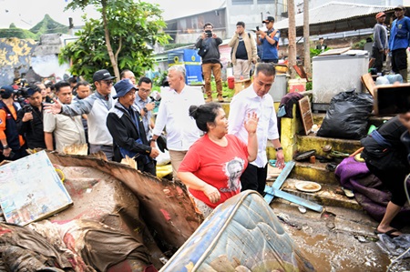 
Penjabat Gubernur Jawa Barat Bey Machmudin didampingi Pj Wali Kota Bandung Bambang Tirtoyuliono meninjau banjir Cikapundung di Gang Apandi RW 8, kawasan Braga, Kota Bandung, Jumat (12/1/2024).(Foto: Biro Adpim Jabar)