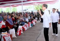 Presiden Jokowi Gudang Bulog Munjung Agung, Kabupaten Tegal, Provinsi Jawa Tengah, pada Rabu (03/01/2024). (Foto: BPMI Setpres/Rusman)
