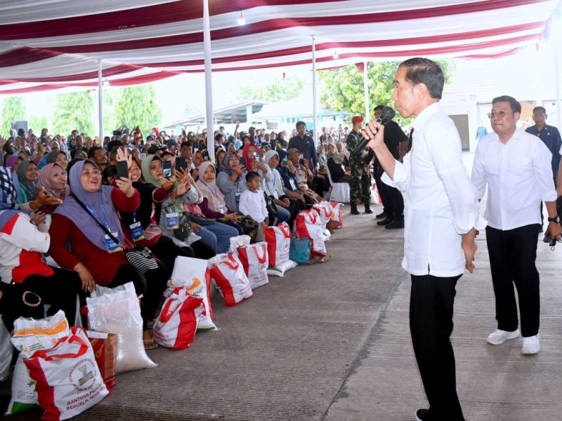 Presiden Jokowi Gudang Bulog Munjung Agung, Kabupaten Tegal, Provinsi Jawa Tengah, pada Rabu (03/01/2024). (Foto: BPMI Setpres/Rusman)
