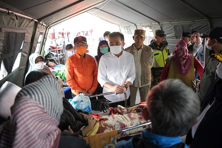 

Penjabat Gubernur Jawa Barat Bey Machmudin langsung meninjau ke lokasi terdampak, Senin (1/1/2024). Ia sempat berdialog dengan pasien yang diungsikan di tenda darurat.(Foto: diskominfo