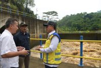 
Penjabat Gubernur Jawa Barat Bey Machmudin (kiri) meninjau kolam retensi Andir, Oxbow Rancamanyar, dan Terowongan Nanjung di Kabupaten Bandung, Selasa (2/1/2024).(Foto: Biro Adpim Jabar)