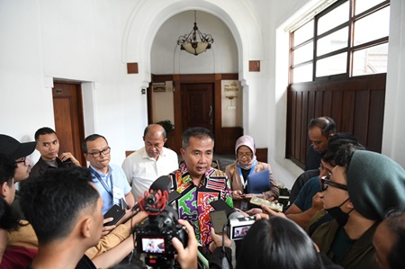 Pj Gubernur Jawa Barat Bey Machmudin memberikan keterangan pers usai Rapat Pimpinan bersama Kepala Perangkat Daerah Pemda Provinsi Jabar di Gedung Sate, Kota Bandung, Selasa (16/1/2024).(Foto: Biro Adpim Jabar)