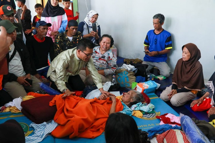 
Bupati Bandung Dadang Supriatna berdialog dengan warga yang mengungsi di Baleendah. (Foto: diskominfo)