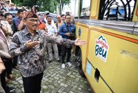 
Pj Bupati Kuningan Iip Hidajat memperkenalkan logo dan tagline pariwisata baru. (Foto: deram/dara)