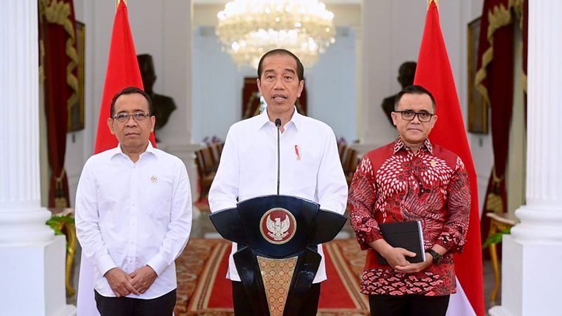 Presiden Jokowi didampingi Mensesneg Pratikno dan Menteri PANRB Abdullah Azwar Anas memberikan keterangan pers, Jumat (05/01/2024). (Foto: BPMI Setpres)
