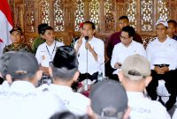 Presiden Jokowi melakukan pertemuan dengan para kepala desa se-Kabupaten Banjarnegara, di Desa Pagak, Kabupaten Banjarnegara, Provinsi Jawa Tengah, Rabu (03/01/2024). (Foto: BPMI Setpres/Rusman)