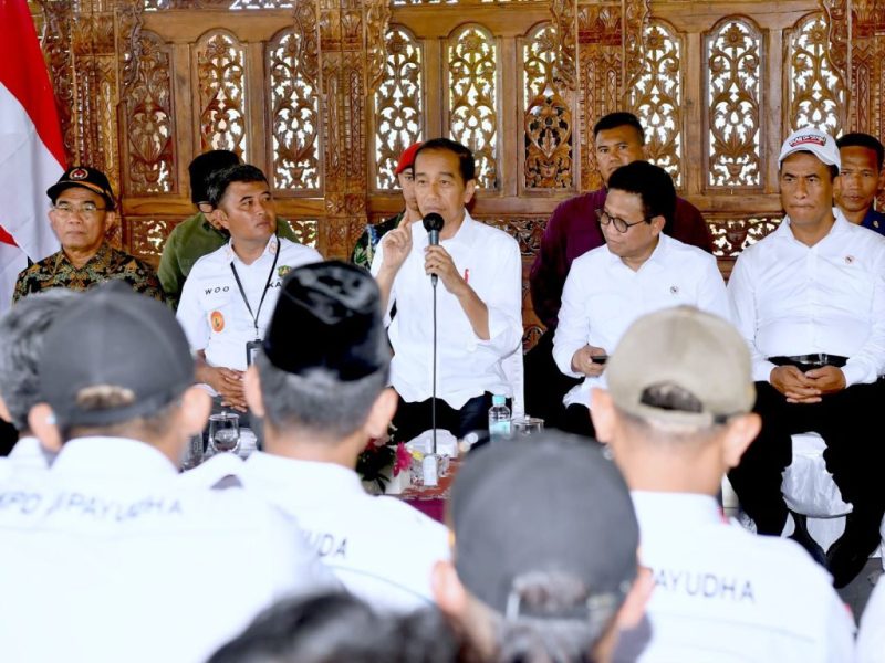 Presiden Jokowi melakukan pertemuan dengan para kepala desa se-Kabupaten Banjarnegara, di Desa Pagak, Kabupaten Banjarnegara, Provinsi Jawa Tengah, Rabu (03/01/2024). (Foto: BPMI Setpres/Rusman)