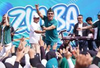 
Bupati Bandung Dadang Supriatna ikut berjoged bersama artis saat menghadiri Festival Zumba di Jalan Anyar Kecamatan Majalaya, Minggu (21/1/2024). (Foto: diskominfo)