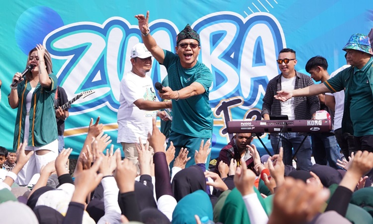 
Bupati Bandung Dadang Supriatna ikut berjoged bersama artis saat menghadiri Festival Zumba di Jalan Anyar Kecamatan Majalaya, Minggu (21/1/2024). (Foto: diskominfo)