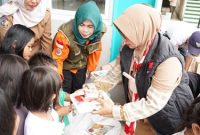 Ketua TP PKK Kabupaten Bandung Hj. Emma Dety Dadang Supriatna  memberikan edukasi dan trauma healing kepada anak-anak korban banjir di Desa Citeureup Kecamatan Dayeuhkolot Kabupaten Bandung, Senin (22/1/2024).(Foto: diskominfo)