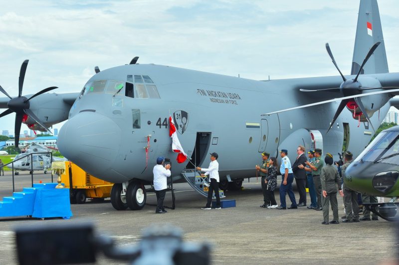 Presiden Jokowi menyaksikan penyerahan pesawat C-130J Super Hercules dari Kemhan ke TNI AU, di Pangkalan TNI AU Halim Perdanakusuma, Jakarta, Rabu (24/01/2024). (Foto: Humas Setkab/Rahmat)