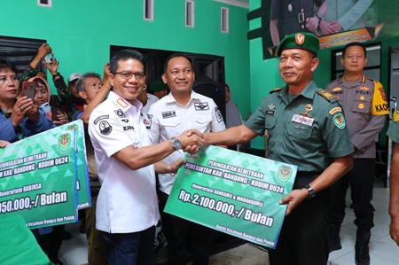 
Bupati Bandung Dadang Supriatna secara simbolis menyerahkan insentif  280 Babinsa dan 15 Komandan Rayon Militer (Danramil)saat peresmian Koramil 2416, di Jl. Raya Pacet - Majalaya Kp. Pasir Astana RT. 03/RW. 06 Ds. Cipeujeuh Kec. Pacet Kab. Bandung, Rabu (24/1/2024). (Foto: diskominfo)
