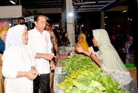 Presiden Jokowi bersama Ibu Iriana Joko Widodo mengunjungi Pasar Tradisional Purworejo, Kabupaten Purworejo, Selasa (02/01/2023) pagi. (Foto: BPMI Setpres/Rusman)