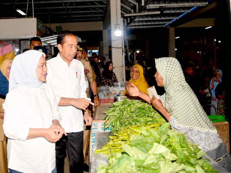 Presiden Jokowi bersama Ibu Iriana Joko Widodo mengunjungi Pasar Tradisional Purworejo, Kabupaten Purworejo, Selasa (02/01/2023) pagi. (Foto: BPMI Setpres/Rusman)