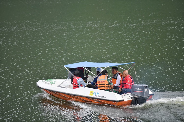 
Penjabat Gubernur Jawa Barat Bey Machmudin melaksanakan kunjungan lapangan dalam rangka penanganan Keramba Jaring Apung di kawasan Waduk Cirata, Kabupaten Purwakarta, Jumat (12/1/2024).(Foto: Biro Adpim Jabar)