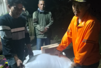 Kepala Desa Banyusari H Didin Dino memerikan bantuan kepada korban banjir di Kiaraeunyeuh (Foto: denkur/dara.co.id)