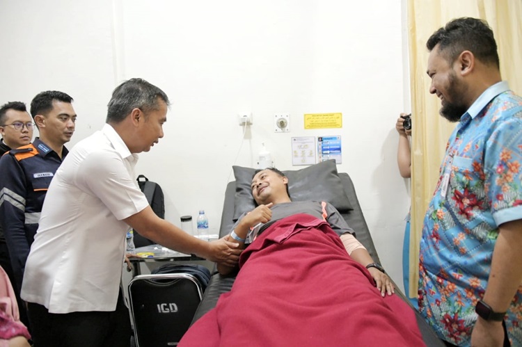 
Penjabat Gubernur Jawa Barat Bey Machmudin menjenguk korban kecelakaan Kereta Api Lokal Bandung Raya dengan KA Turangga di RS AMC Cileunyi, Kabupaten Bandung, Jumat (5/1/2024).(Foto: Biro Adpim Jabar)