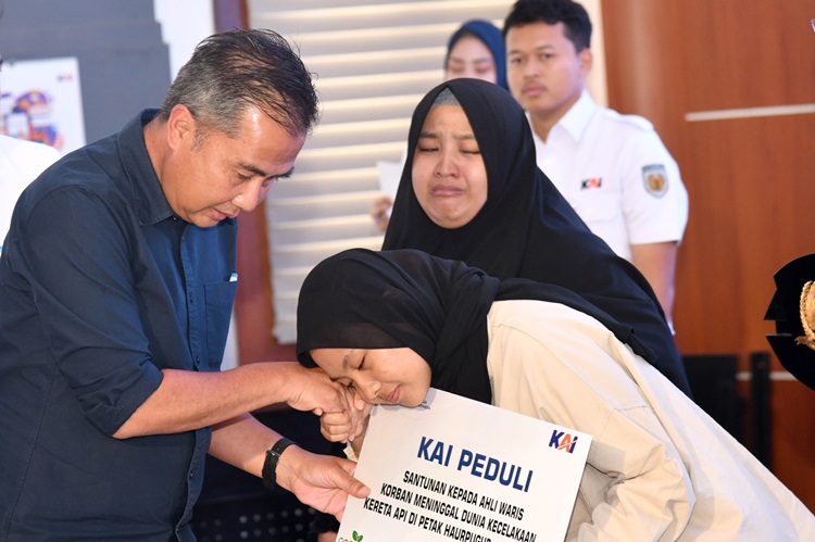 

Pj Gubernur Jawa Barat Bey Machmudin menyerahkan santunan dari PT Jasa Raharja dan PT. Kereta Api Indonesia (KAI) untuk korban kecelakaan Kereta Api Turangga dan KA Lokal Bandung Raya di Kantor Pusat PT. KAI, Kota Bandung, Sabtu (06/01/2024).(Foto: Biro Adpim Jabar)