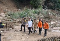 
Penjabat Gubernur Jawa Barat Bey Machmudin meninjau lokasi longsor di Kampung Cipondok, Desa Pasanggrahan, Kecamatan Kasomalang, Senin (8/1/2024) (Foto: Adpim Jabar)