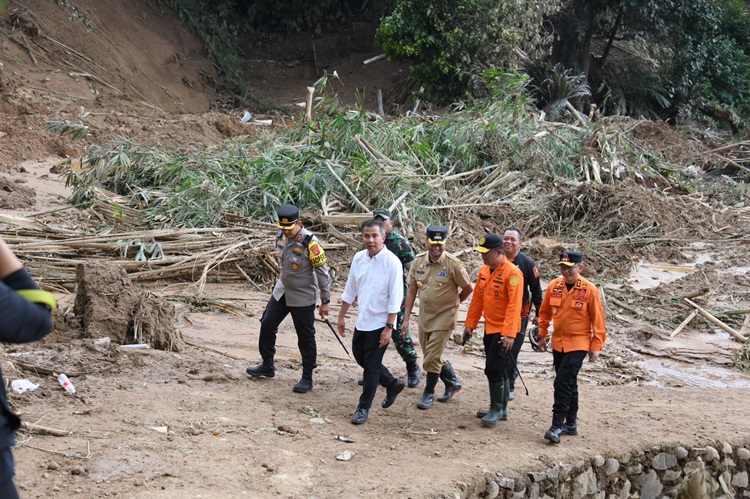 
Penjabat Gubernur Jawa Barat Bey Machmudin meninjau lokasi longsor di Kampung Cipondok, Desa Pasanggrahan, Kecamatan Kasomalang, Senin (8/1/2024) (Foto: Adpim Jabar)