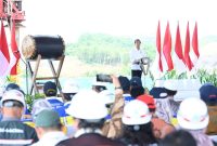 Presiden Jokowi melakukan peletakan batu pertama Masjid Negara di kawasan IKN, Penajam Paser Utara, Kalimantan Timur, Rabu (17/01/2024) pagi. (Foto: BPMI Setpres)
