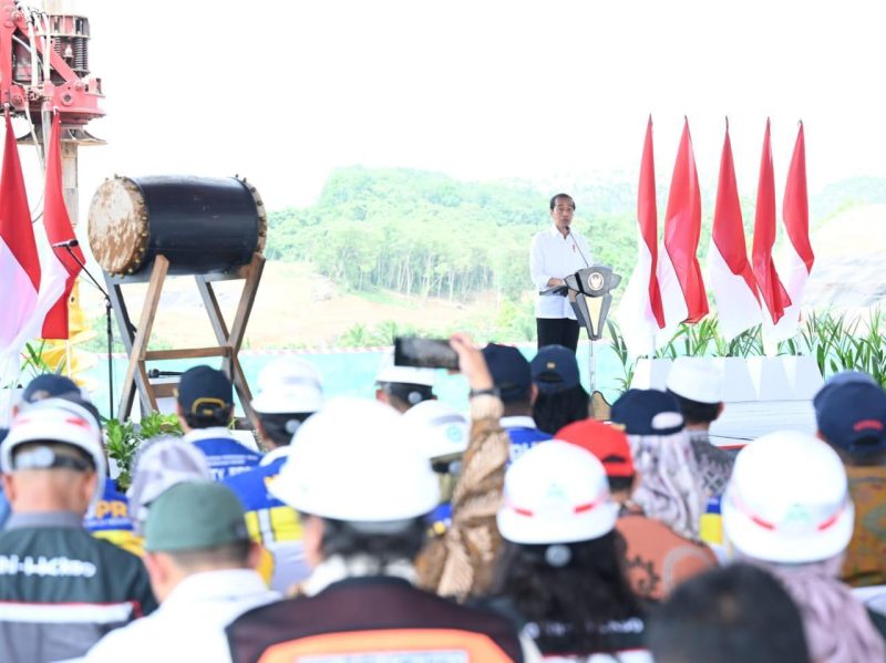 Presiden Jokowi melakukan peletakan batu pertama Masjid Negara di kawasan IKN, Penajam Paser Utara, Kalimantan Timur, Rabu (17/01/2024) pagi. (Foto: BPMI Setpres)
