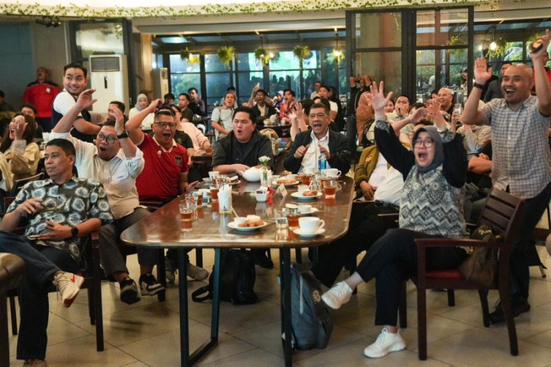 
Ketua PSSI Erick Thohir nobar bersama awak media dan influencer. (Foto: PSSI)