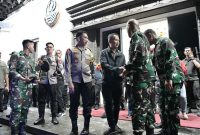 
Penjabat Gubernur Jawa Barat Bey Machmudin  bersama Kapolda Jabar Irjen Pol Akhmad Wiyagus, Pangdam III/ Siliwangi Mayjen TNI Erwin Djatniko melaksanakan patroli gabungan pada Pengamanan Pergantian Malam Tahun Baru 2024 di Kota Bandung, Minggu (31/12/2023).(Foto: Biro Adpim Jabar)