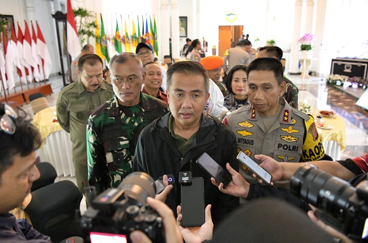 
Penjabat Gubernur Jawa Barat Bey Machmudin melaksanakan giat patroli gabungan pada Pengamanan Pergantian Malam Tahun Baru 2024 di Kota Bandung, Minggu (31/12/2023).(Foto: Biro Adpim Jabar)