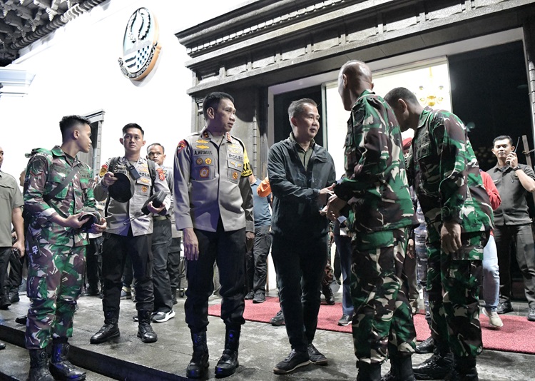 
Penjabat Gubernur Jawa Barat Bey Machmudin  bersama Kapolda Jabar Irjen Pol Akhmad Wiyagus, Pangdam III/ Siliwangi Mayjen TNI Erwin Djatniko melaksanakan patroli gabungan pada Pengamanan Pergantian Malam Tahun Baru 2024 di Kota Bandung, Minggu (31/12/2023).(Foto: Biro Adpim Jabar)