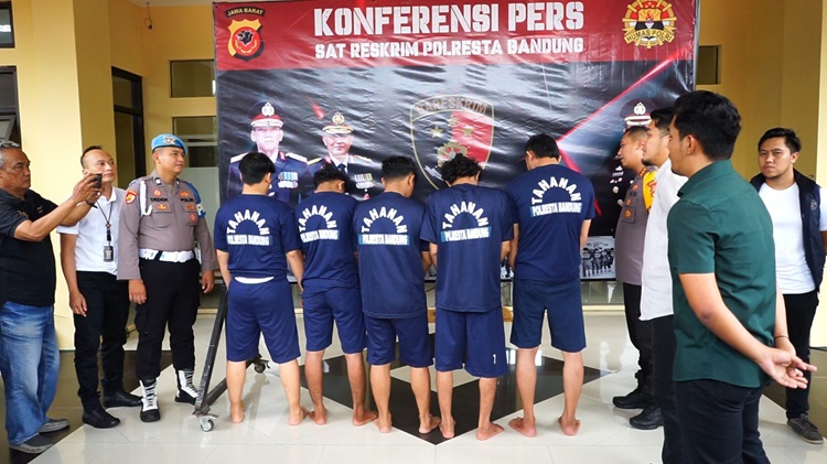 
Satreskrim Polresta Bandung menghadirkan para pelaku penganiayaan saat 
menggelar konferensi pers di Mapolresta Bandung. Rabu (3/1/2024). (Foto: Ist)