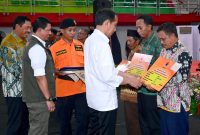 Presiden Jokowi memberikan bantuan stimulan kepada petani gagal panen (puso), Selasa (23/01/2024), di GOR Bung Karno, Kabupaten Grobogan, Jawa Tengah. (Foto: BPMI Setpres)
