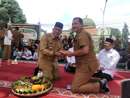 
Pj Bupati Bandung, Arsan Latif saat membuka The Little Madinah buat umum, berlatar Mesjid Agung Cililin. (Foto: heny/dara)
