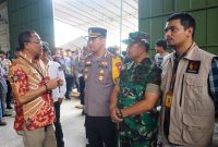 
Kapolresta Bandung, Kombes Pol Kusworo Wibowo bersama bersama Dandim 0624/Kabupaten Bandung, Letkol Inf Hamzah Budi Susanto meninjau proses pelipatan surat suara Pemilu 2024 di Gudang KPU Kabupaten Bandung, Jawa Barat. Kamis (11/1/2023).(Foto: Ist)
