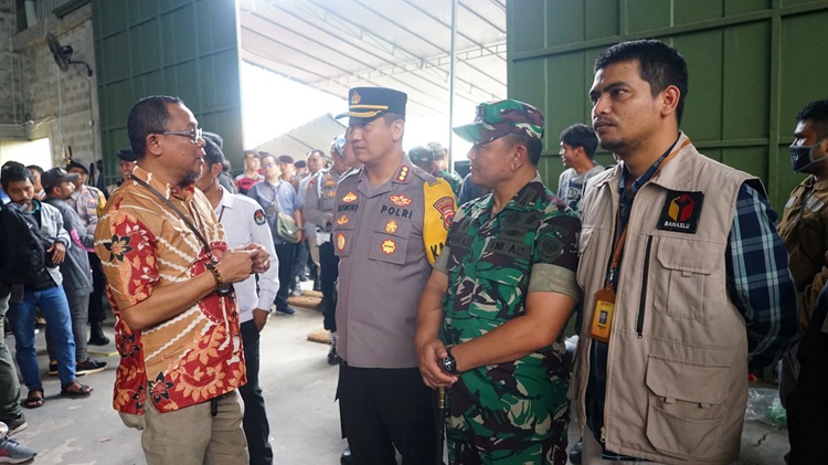 
Kapolresta Bandung, Kombes Pol Kusworo Wibowo bersama bersama Dandim 0624/Kabupaten Bandung, Letkol Inf Hamzah Budi Susanto meninjau proses pelipatan surat suara Pemilu 2024 di Gudang KPU Kabupaten Bandung, Jawa Barat. Kamis (11/1/2023).(Foto: Ist)
