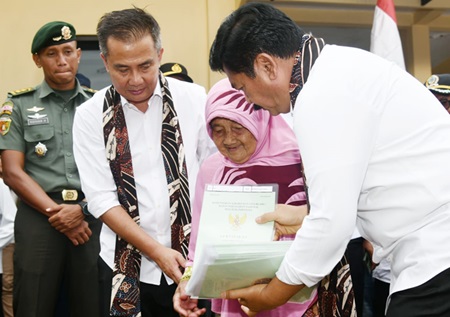 
Penjabat Gubernur Jawa Barat Bey Machmudin mendampingi Menteri Agraria dan Tata Ruang/Kepala Badan Pertanahan Nasional Hadi Tjahjanto membagikan sertifikat tanah secara door to door di Kelurahan Sukamulya, Kecamatan Bungursari, Kota Tasikmalaya, Rabu (24/1/2024).(Foto: Biro Adpim Jabar)