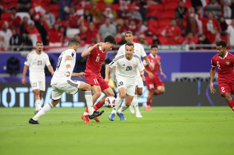 
 
Penyerang Timnas Indonesia Rafael Struick dijaga ketat tiga pemain Irak, pada  Matchday Pertama Grup D yang digelar di Ahmed bin Ali Stadium, Doha, Senin (15/1/2025) malam WIB. Indonesia kalah 1-3. (Foto: PSSI)