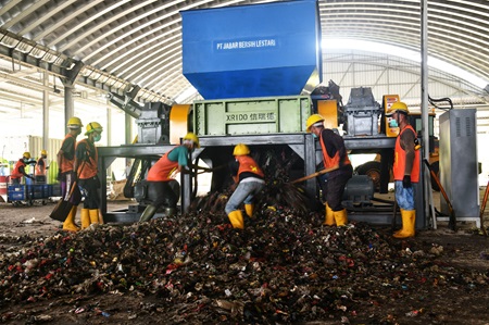 
Tempat Pembuangan dan Pemrosesan Akhir Sampah (TPPAS) Regional Lulut Nambo di Kecamatan Klapanunggal, Kabupaten Bogor tengah dalam masa uji coba. (Foto: diskominfo)