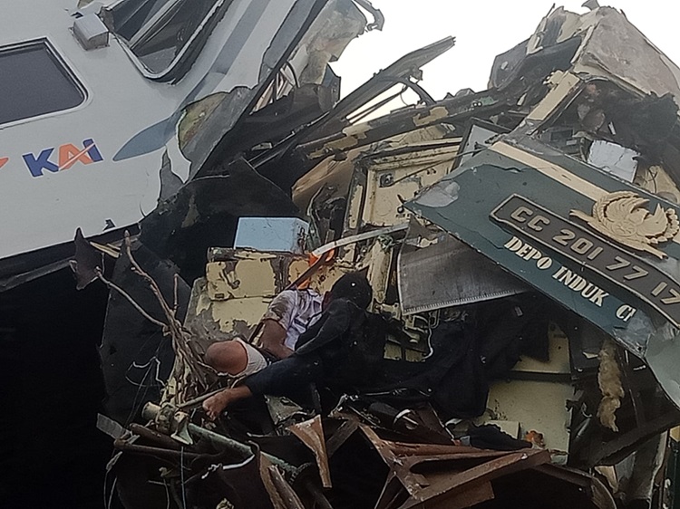 Insiden tabrakan antara Kereta Api 66 Turangga dengan KA 350 Commuter Line terjadi di Desa Cikuya, Kecamatan Cicalengka, Kabupaten Bandung, tepatnya di petak Stasiun Cicalengka-Haurpugur, sekitar pukul 06.00 WIB, Jumat (5/1/2024). (Foto: Ist)
