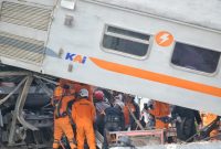 
Sejumlah petugas sedang memeriksa Kereta Api Turangga PLB 65A yang bertabrakan dengan Kereta Api Commuterline Bandung 350, di petak jalan Haurpugur-Cicalengka Km 181+700, Kabupaten Bandung, pukul 06.30 WIB, Jumat (05/01/2023).
(Foto: Biro Adpim Jabar)