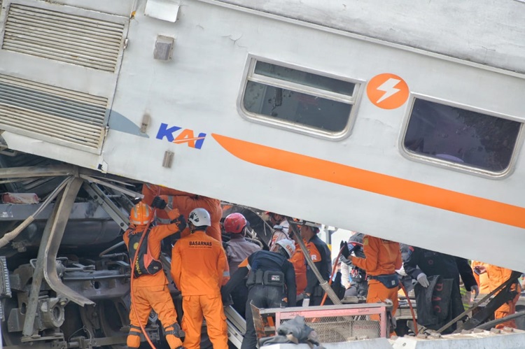 
Sejumlah petugas sedang memeriksa Kereta Api Turangga PLB 65A yang bertabrakan dengan Kereta Api Commuterline Bandung 350, di petak jalan Haurpugur-Cicalengka Km 181+700, Kabupaten Bandung, pukul 06.30 WIB, Jumat (05/01/2023).
(Foto: Biro Adpim Jabar)