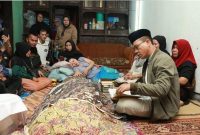 

Bupati Bandung Dadang Supriatna saat takziah di rumah korban meninggal dunia, Ardiansyah (31 tahun), yang bertugas sebagai Pramugara KA, di Kp. Balekambang, Desa Sukamaju, Kecamatan Majalaya, Kabupaten Bandung, Jumat (5/1/2024) malam.(Foto: diskominfo)