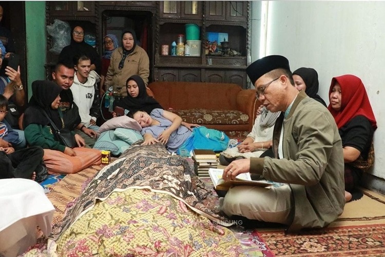 

Bupati Bandung Dadang Supriatna saat takziah di rumah korban meninggal dunia, Ardiansyah (31 tahun), yang bertugas sebagai Pramugara KA, di Kp. Balekambang, Desa Sukamaju, Kecamatan Majalaya, Kabupaten Bandung, Jumat (5/1/2024) malam.(Foto: diskominfo)