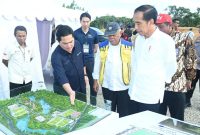 Presiden Jokowi meninjau progres pembangunan Training Center PSSI di Kawasan IKN, Kabupaten Penajam Paser Utara, Provinsi Kalimantan Timur, Rabu (17/01/2024). (Foto: BPMI Setpres/Kris)
