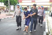 
Tersangka pembunuh seorang pelajar saat dibawah untuk dihadirkan dalam konferensi pers di Mapolresta Bandung, Senin (22/1/2024). (Foto: Ist)
