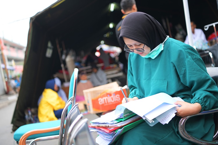 Tim Medis RSUD Sumedang mendata pasien yang terpaksa  mengungsi di tenda darurat paskagempa bumi yang terjadi Minggu (31/12/2023) (Foto: diskominfo)